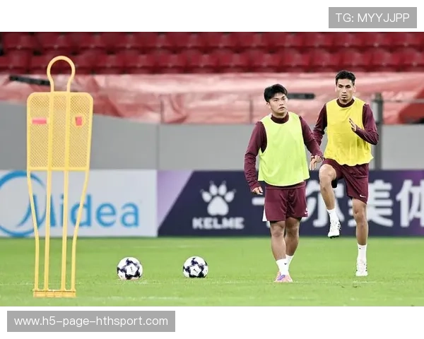 成都蓉城亚历斯祖上抢凶狠，正面断球立刻送出直传